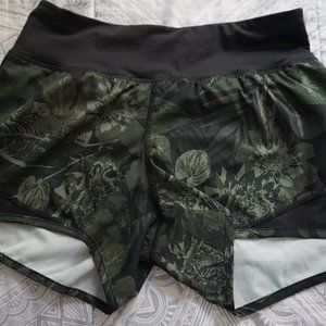 Activewear shorts with mesh detail in leaf print